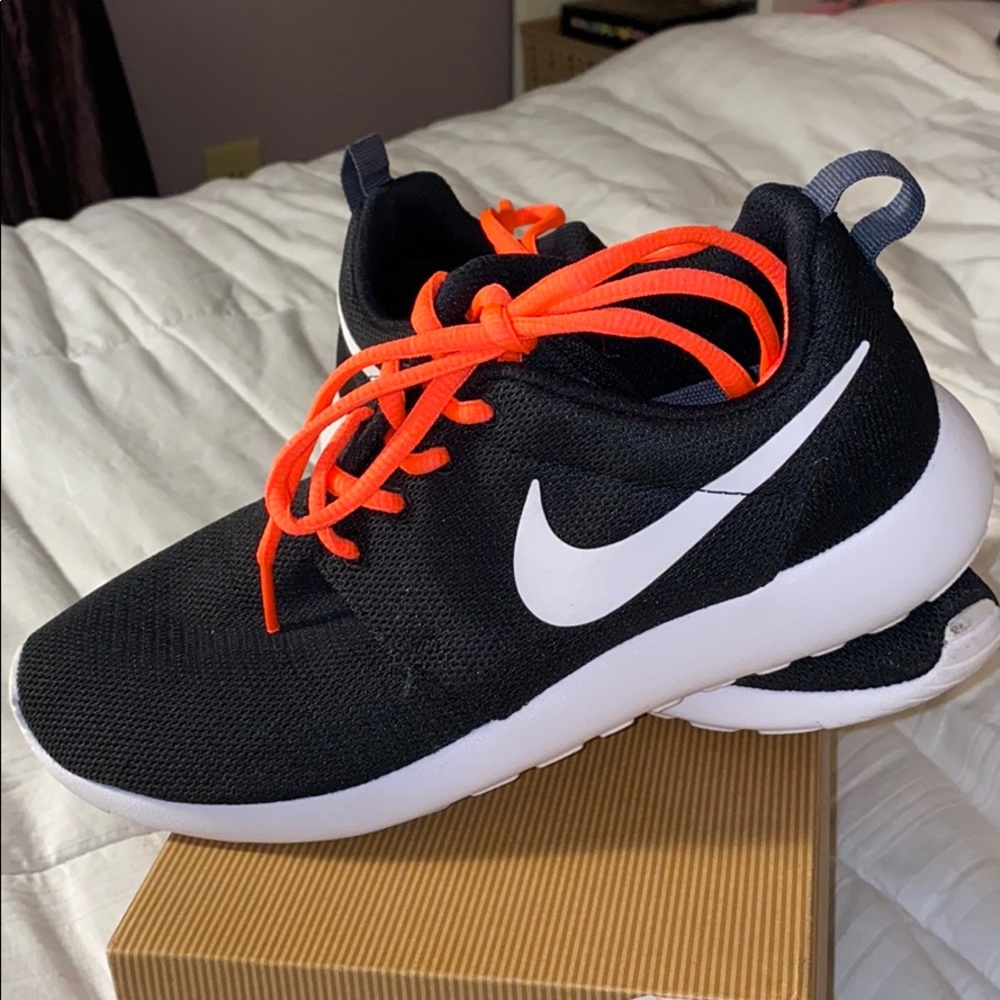 Nike roshe black and white with pink laces